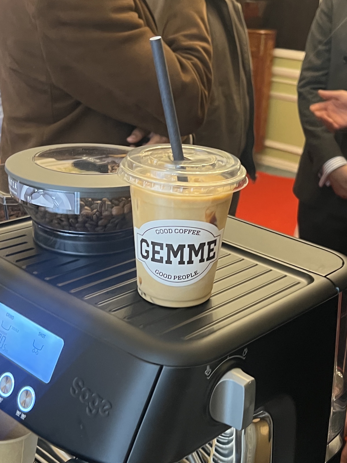 Un latte glacé GEMME posé sur la machine à café lors d’un événement